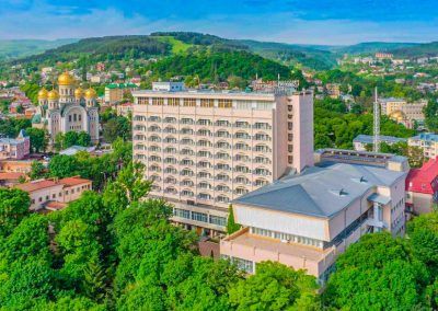 Вид из окна в двухместном номере в санатории Крепость в городе Кисловодске - фотография