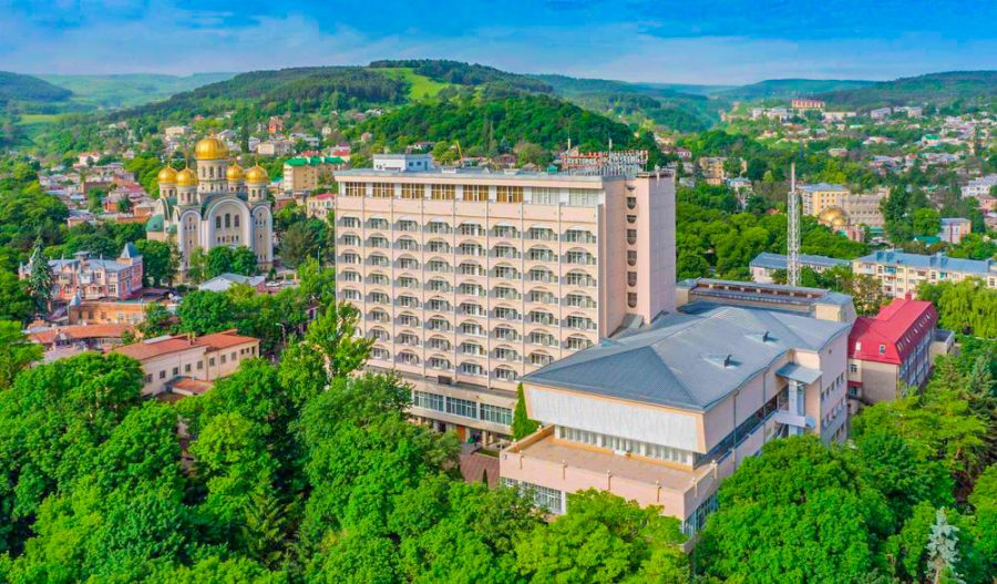 Вид из окна в двухместном номере в санатории Крепость в городе Кисловодске - фотография