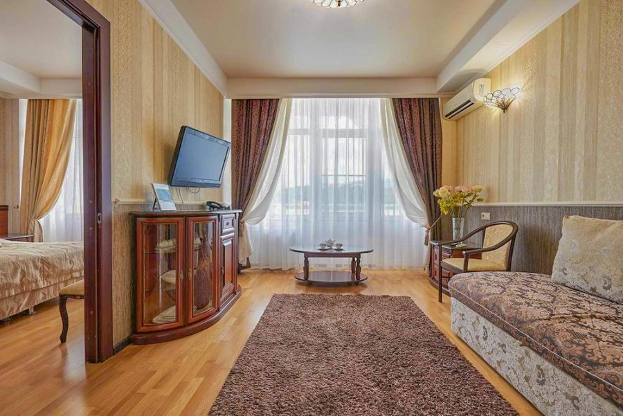 Номер Люкс в санатории Крепость в городе Кисловодске - фотография