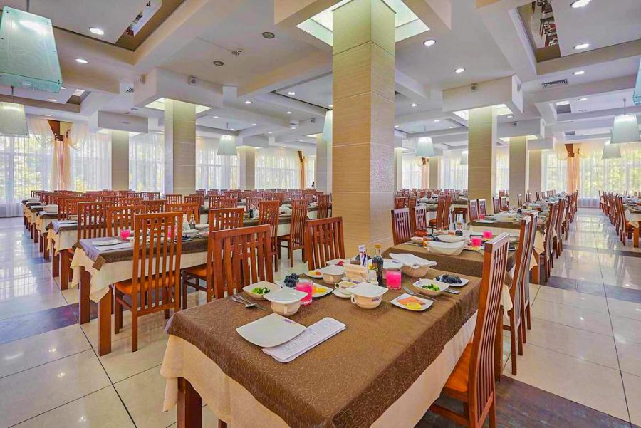 Обеденный зал в санатории Крепость в городе Кисловодске - фотография