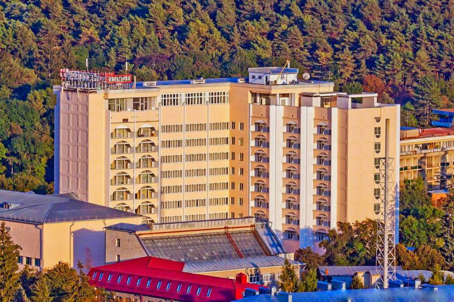Главный корпус санатория Крепость в городе Кисловодске - фотография