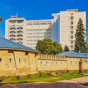 Главный корпус санатория Крепость в городе Кисловодске - фотография