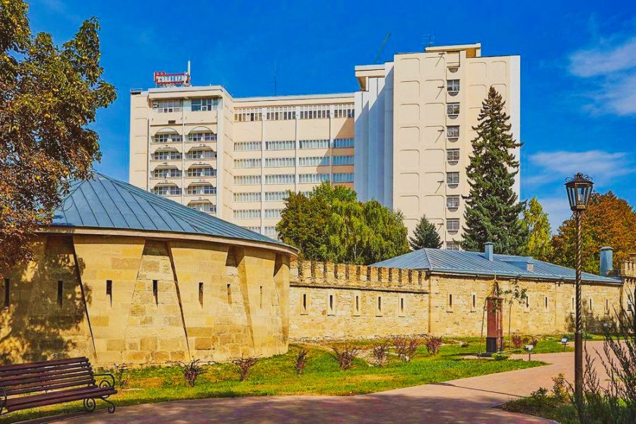Главный корпус санатория Крепость в городе Кисловодске - фотография