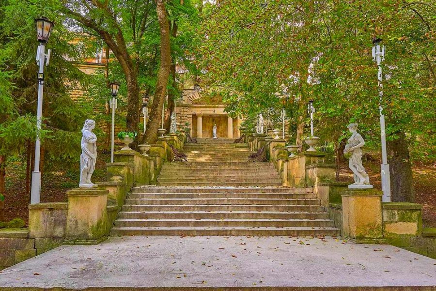 Территория в санатории Крепость в городе Кисловодске - фотография