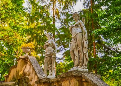 Скульптура на территории в санатории Крепость в городе Кисловодске - фотография