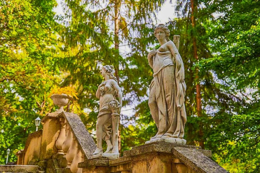 Скульптура на территории в санатории Крепость в городе Кисловодске - фотография