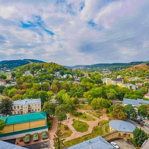 Территория возле санатория в санатории Крепость в городе Кисловодске - фотография