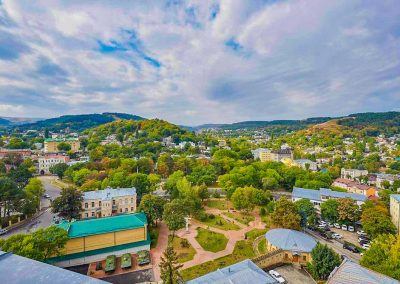 Территория возле санатория в санатории Крепость в городе Кисловодске - фотография