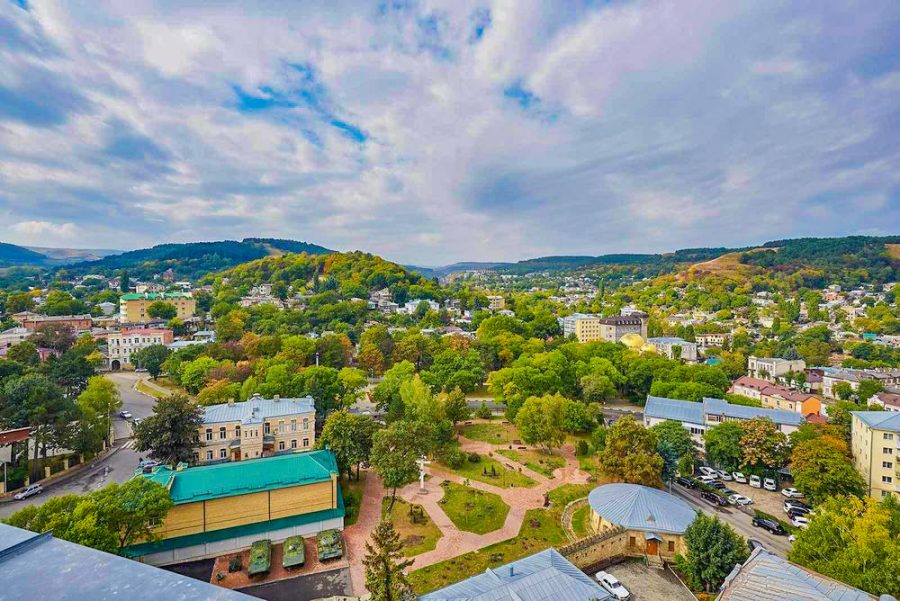 Территория возле санатория в санатории Крепость в городе Кисловодске - фотография