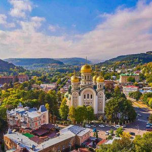 Территория возле санатория в санатории Крепость в городе Кисловодске - фотография