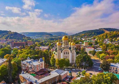Территория возле санатория в санатории Крепость в городе Кисловодске - фотография