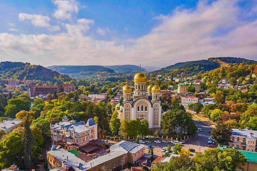 Территория возле санатория в санатории Крепость в городе Кисловодске - фотография