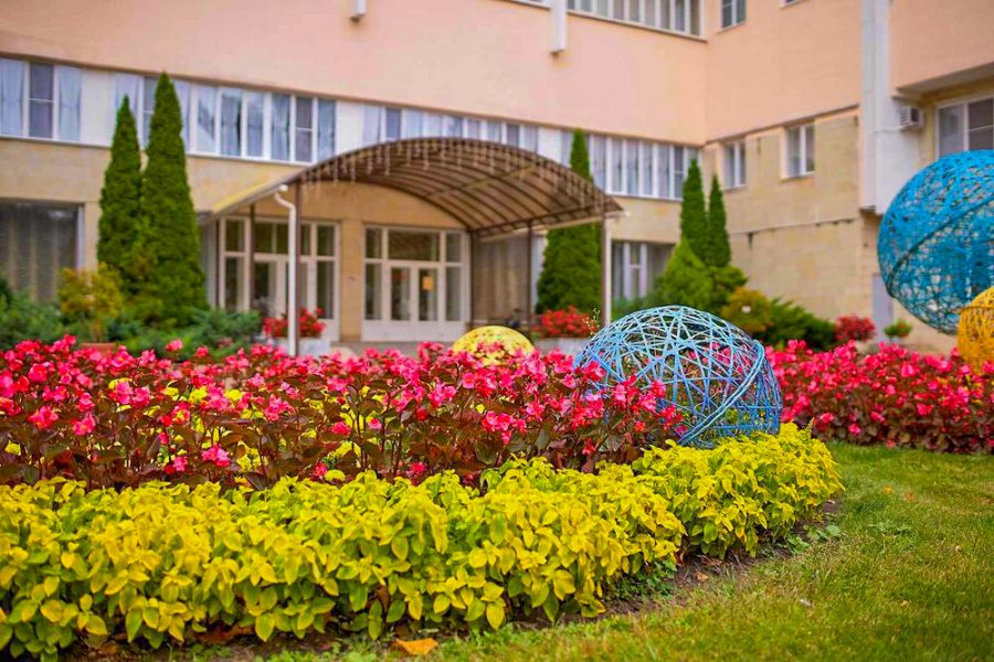 Территория в санатории Крепость в городе Кисловодске - фотография