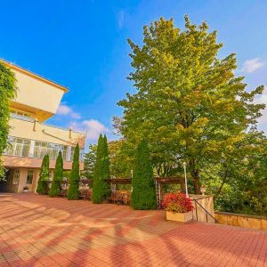 Территория в санатории Крепость в городе Кисловодске - фотография