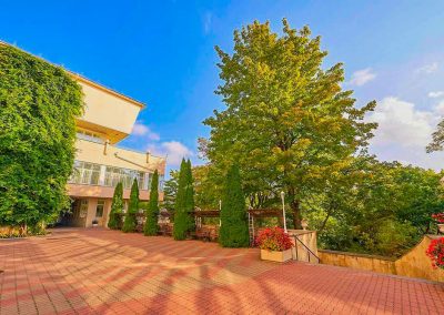 Территория в санатории Крепость в городе Кисловодске - фотография