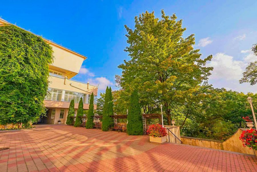 Территория в санатории Крепость в городе Кисловодске - фотография