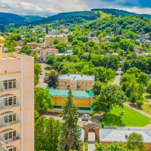 Территория в санатории Крепость в городе Кисловодске - фотография