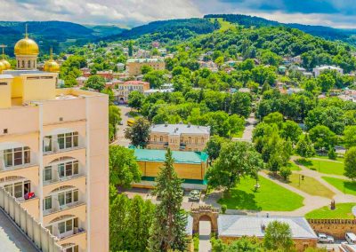 Территория в санатории Крепость в городе Кисловодске - фотография