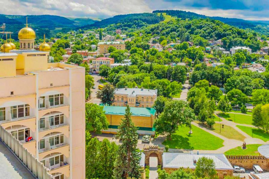 Территория в санатории Крепость в городе Кисловодске - фотография